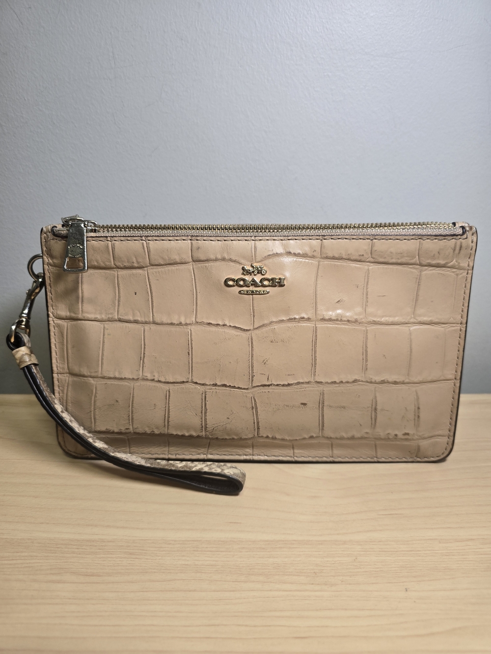 COACH F31996 Tan Croc-Embossed Leather Wristlet Clutch *pre-loved*